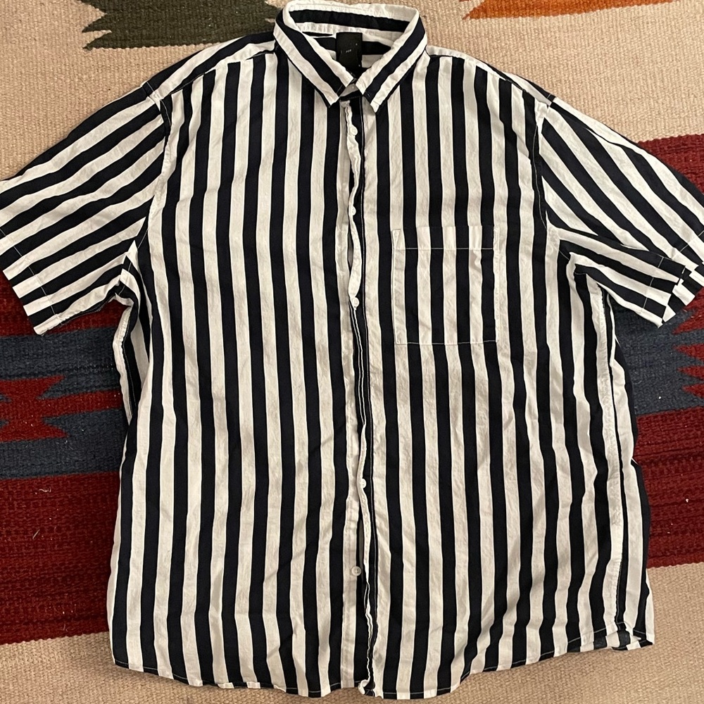 **H&M** short sleeved button down SIZE LARGE